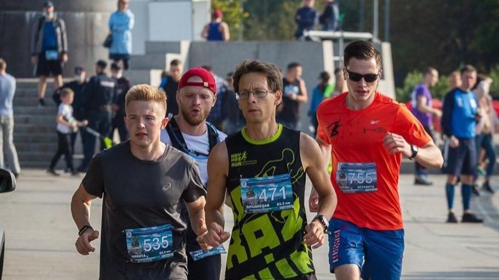 Владимир Владимиров поздравил победителя ультрамарафона «Ростовская сотка»