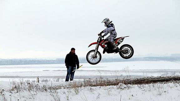 Испытание зимним мотокроссом выдержали 40 спортсменов на автодроме «Парк-Экстрим»