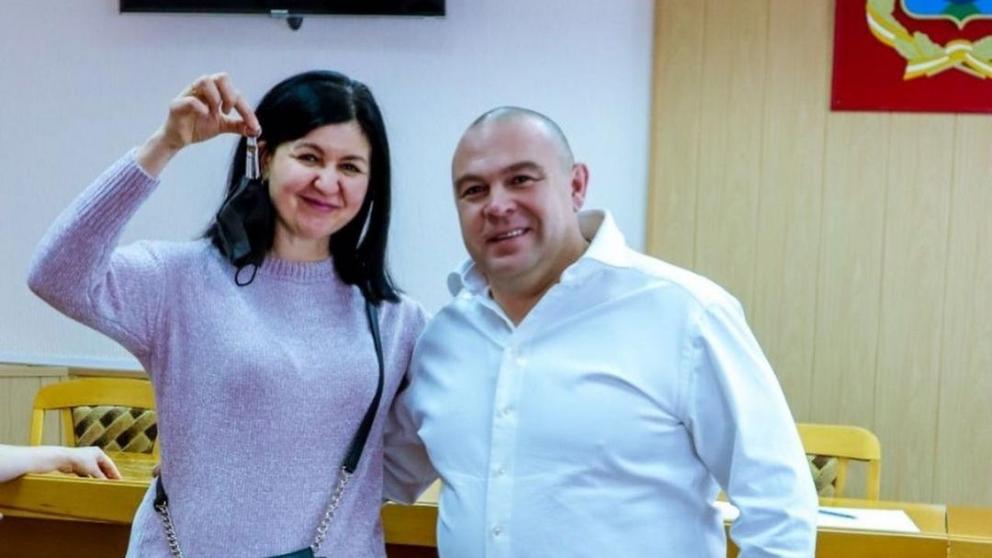 Семьям Невинномысска вручили ключи от новых квартир