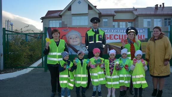 Растяжки с правилами перевозки детей появляются на зданиях в Минводах