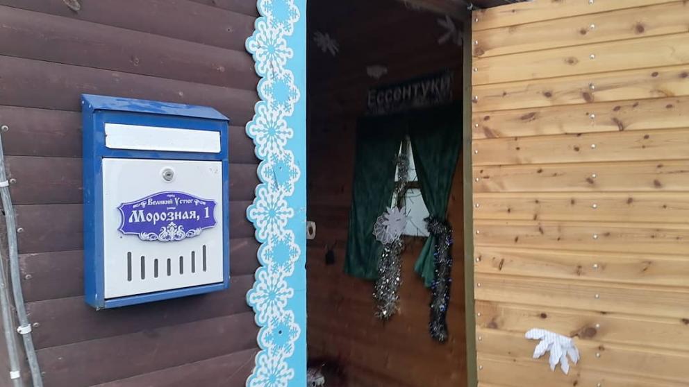 На площади в Ессентуках устанавливают избушку Деда Мороза