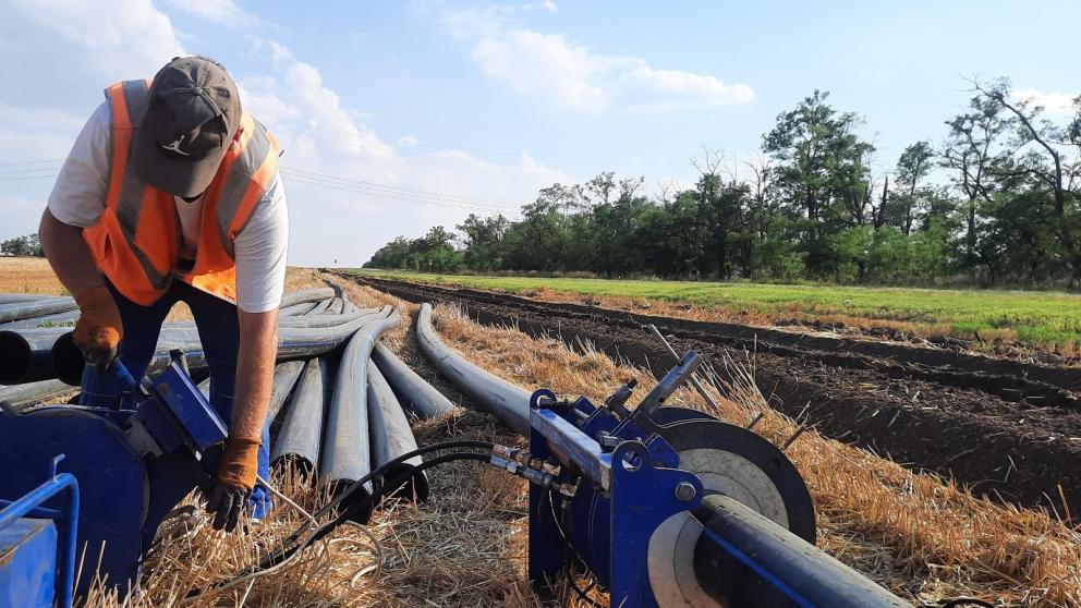 В Грачёвском округе продолжается капитальный ремонт стальной магистрали